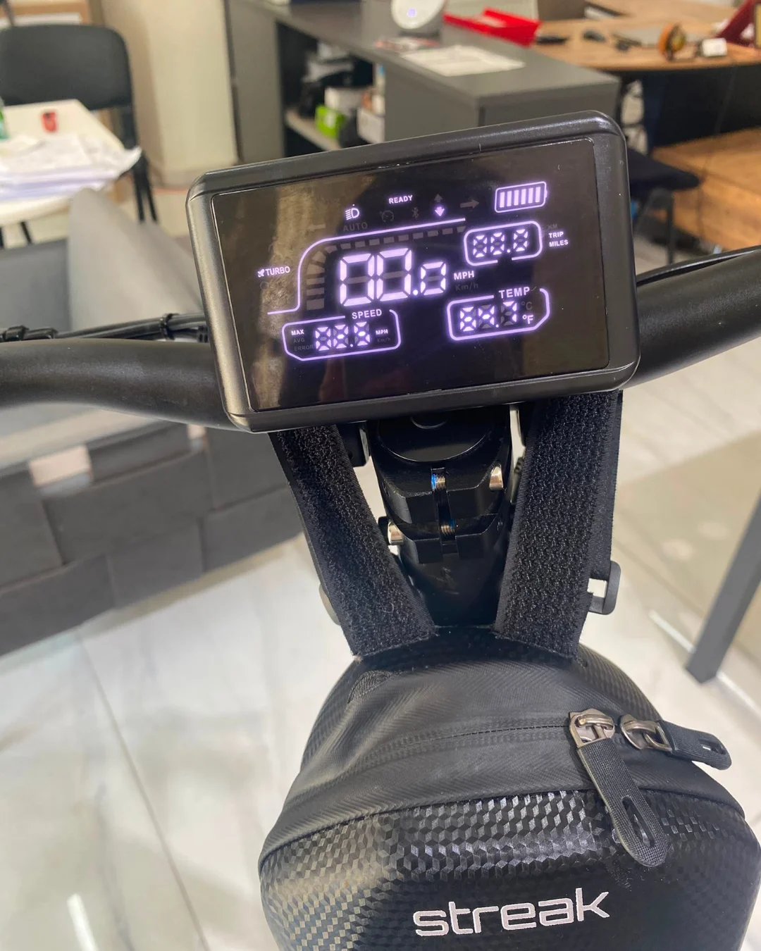 prolucky-off-road-cift-motorlu-ve-cift-suspansiyonlu-150-kg-tasima-kapasiteli-1600-w-sinyalli-elektrikli-scooter-kutu-hasarli.006
