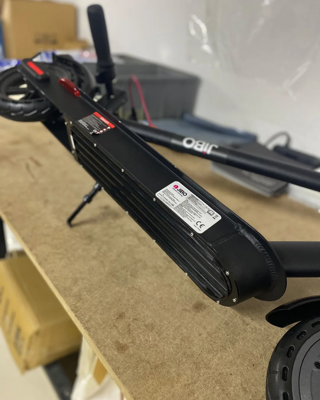 jibo-503-lcd-ekranli-350w-120kg-tasiyan-dolgu-lastikli-cruise-kontrollu-elektrikli-scooter-siyah-magaza-teshir.006